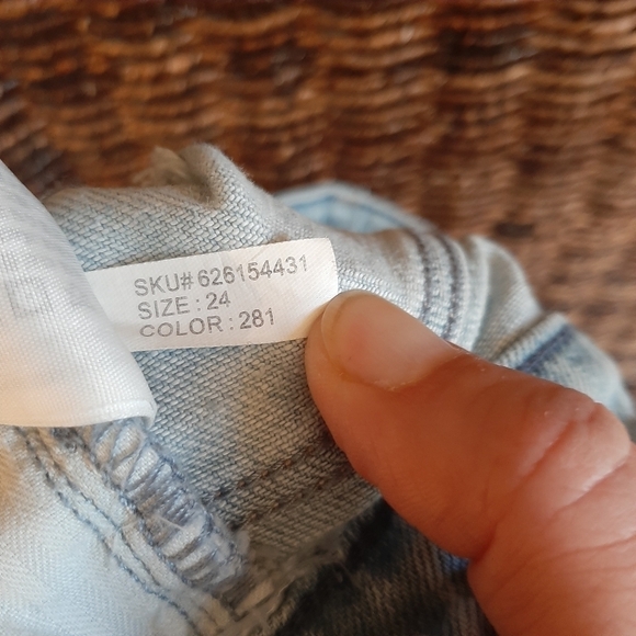 Abercrombie & Fitch 24 x 28 High Rise Distressed Light Wash Denim Skinny Jeans - Picture 13 of 16